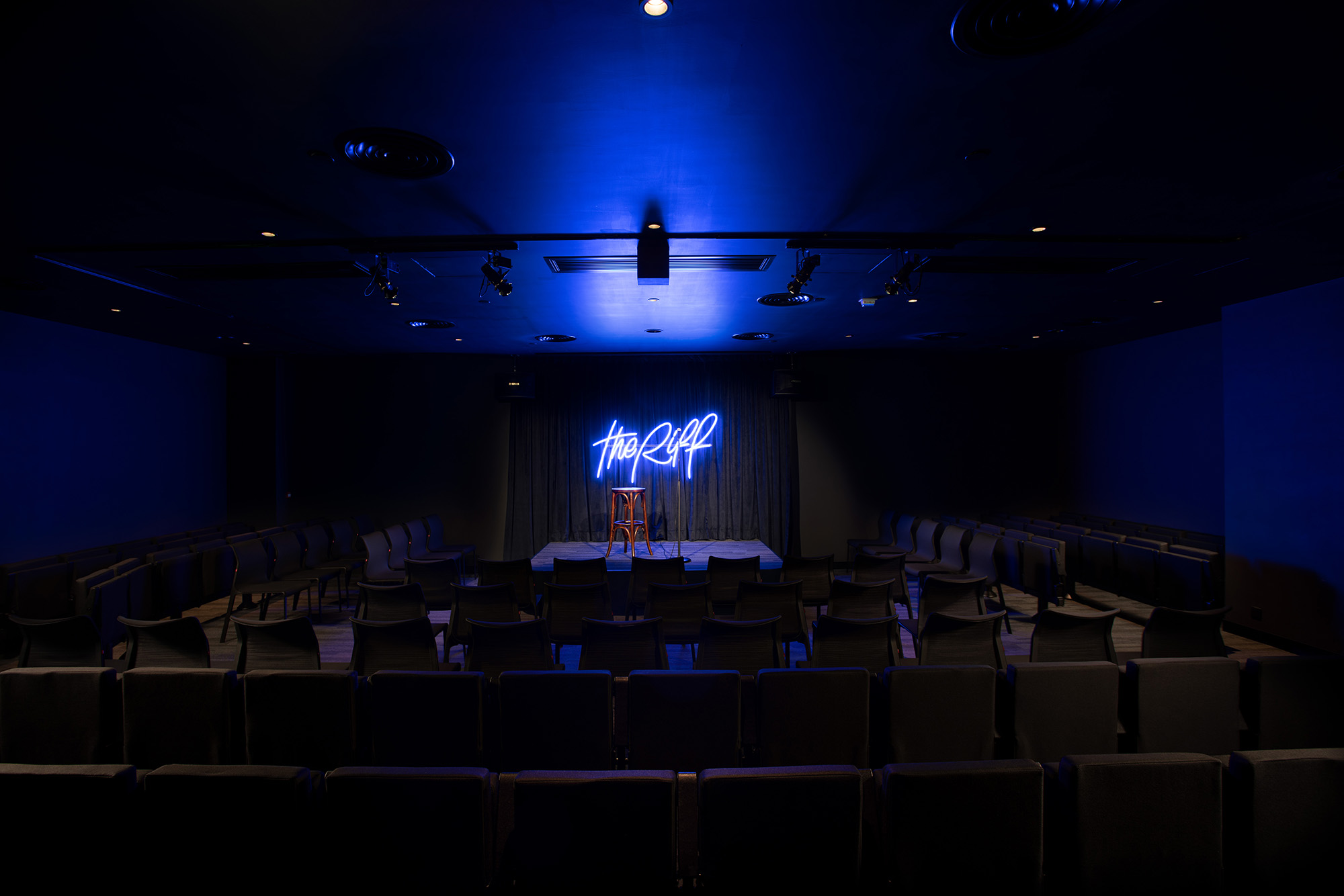 香港“蓝调都市”的喜剧艺术空间(The Riff)-5