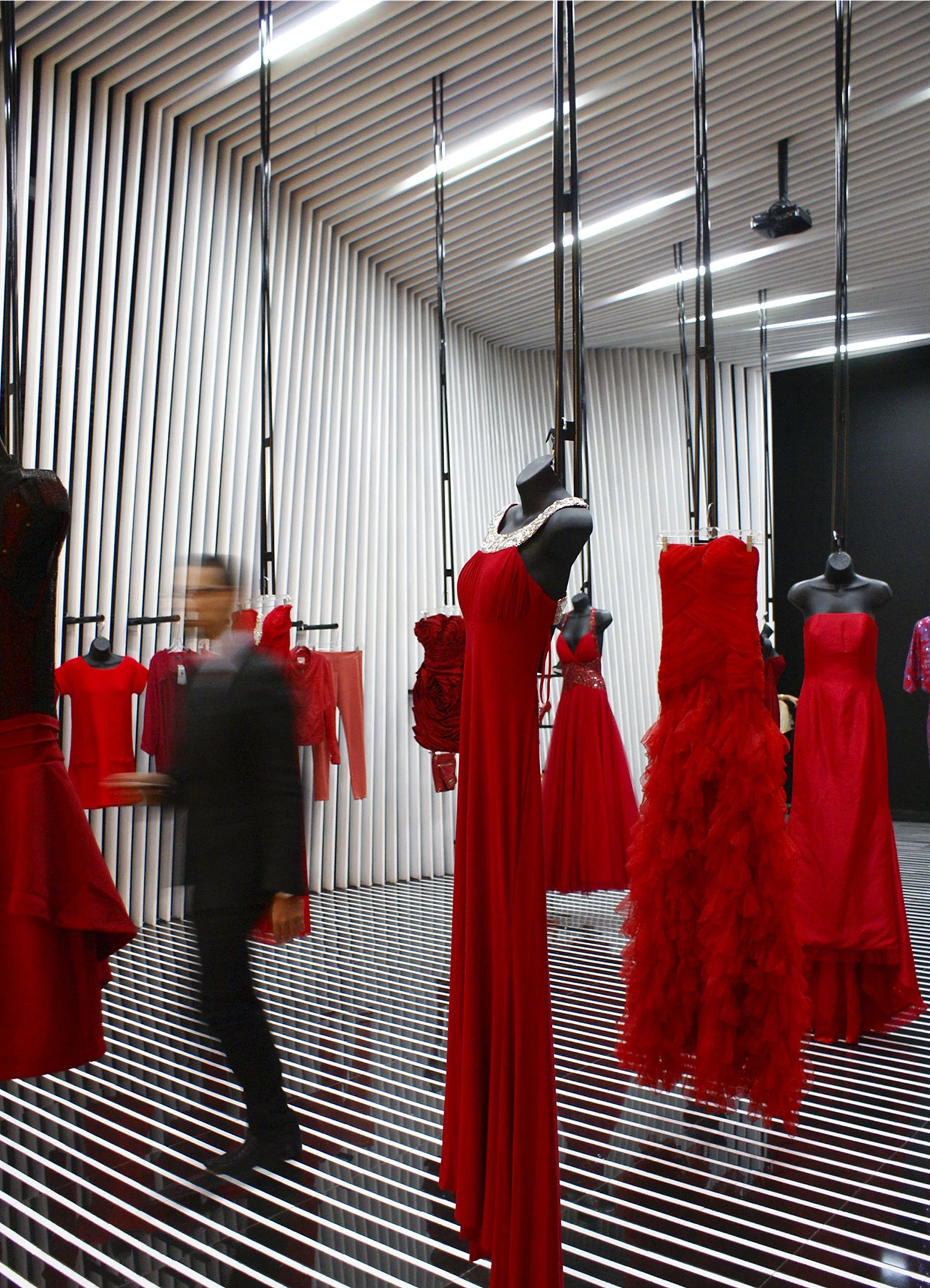 弧形幕布下的服装展示空间-7