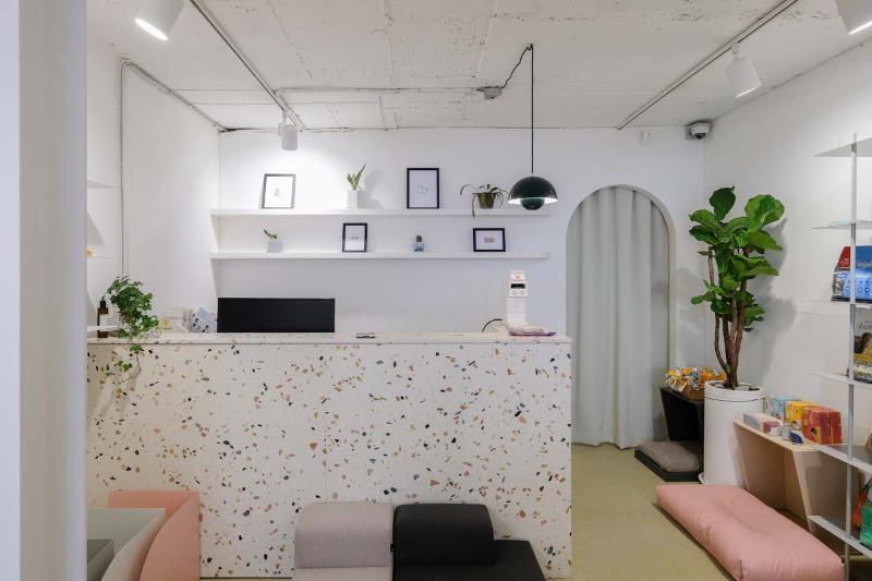 15 平米宠物用品店，简洁明亮的白色调空间设计-4