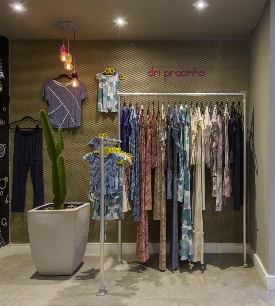 Loja Adriana Praça · Juliana Fabrizzi 的环保木质设计魅力-8