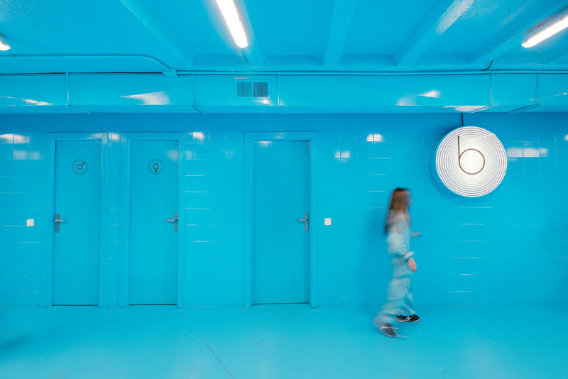 深邃湛藍的療癒系設計 ─ 西班牙馬德里的Burbucar洗車場-4