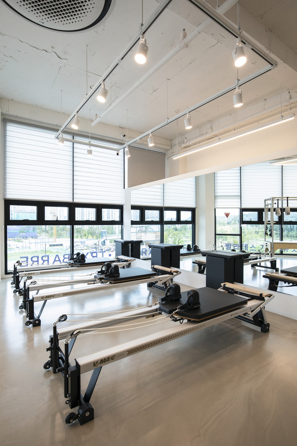 20 平米现代简约家居，SOLID 打造时尚精致空间-17