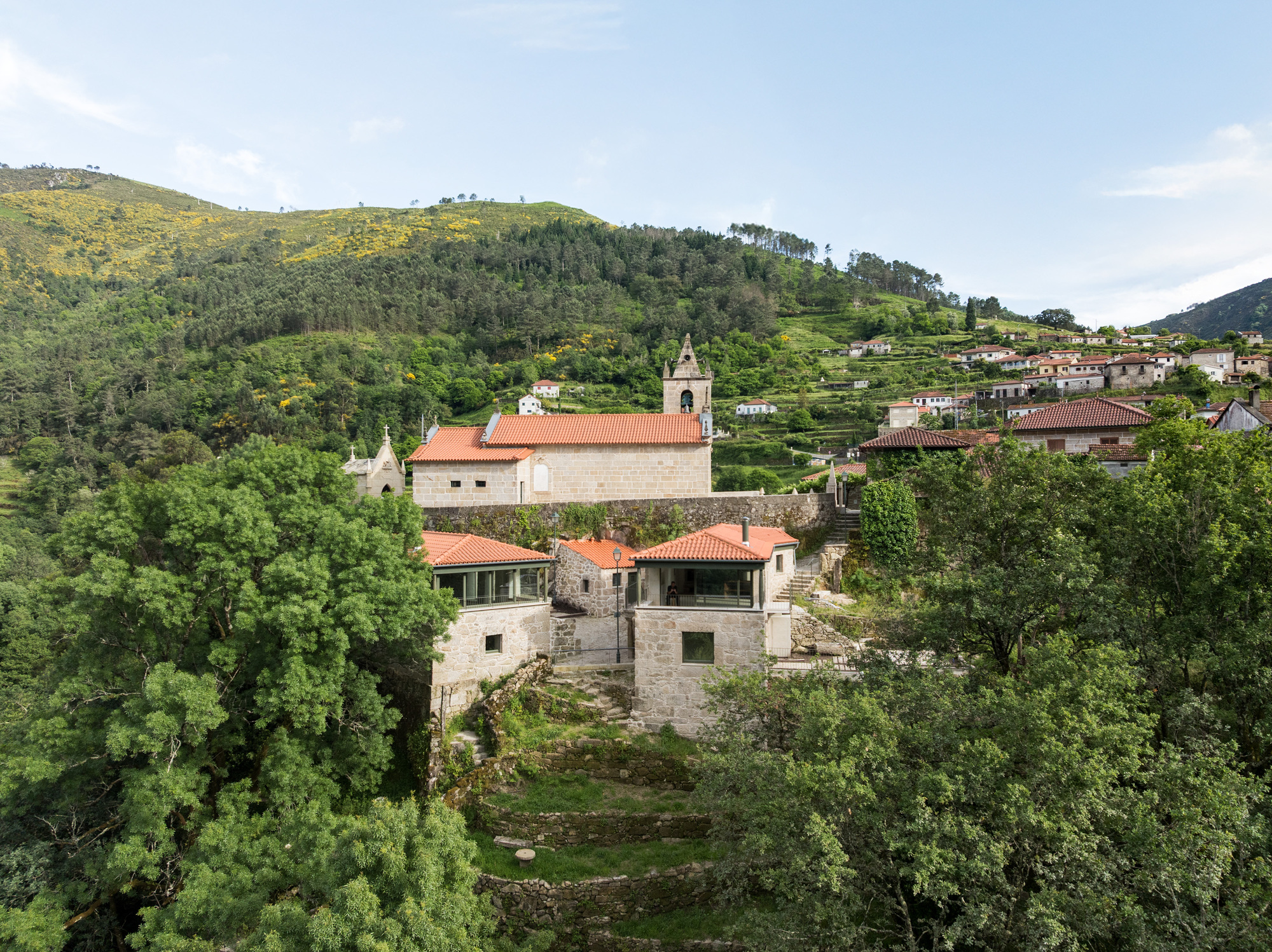 姊妹屋;姊妹楼(需结合具体语境确定最合适的表达,这里假设在描述建筑等场景下) 丨葡萄牙丨oitoo-6