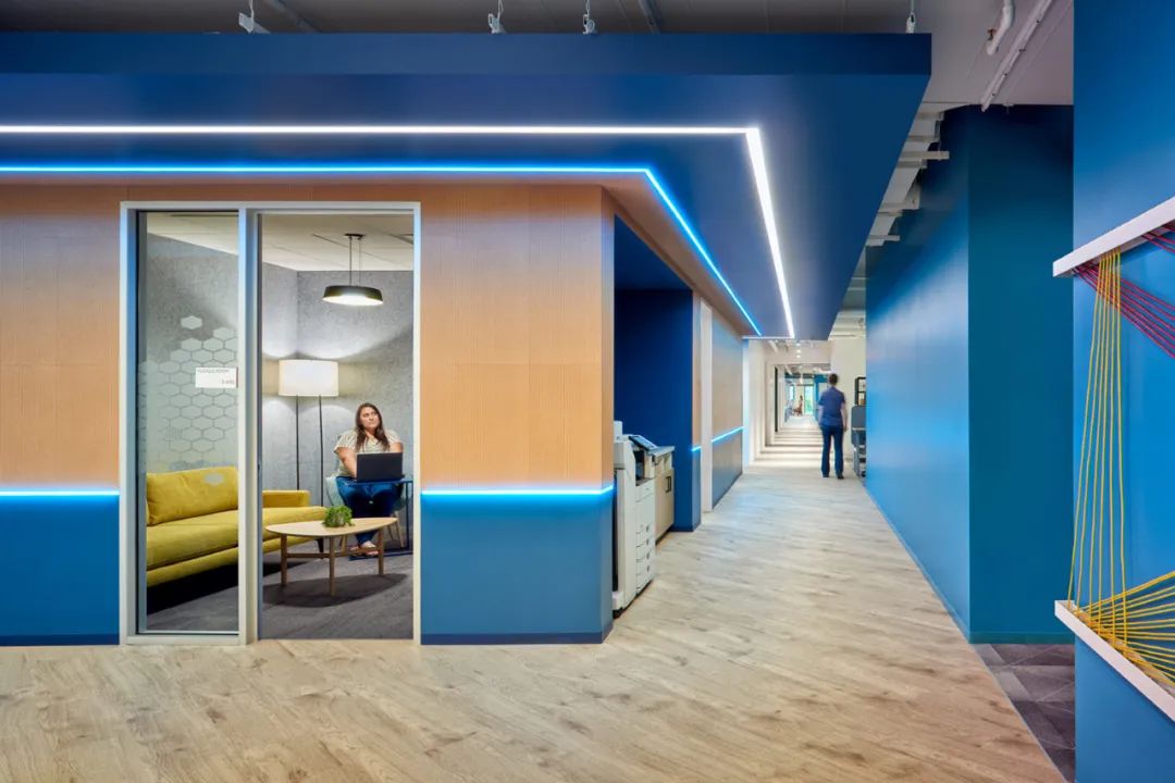 互联网连接和数据公司办公室设计丨米尚丽零售设计网-10