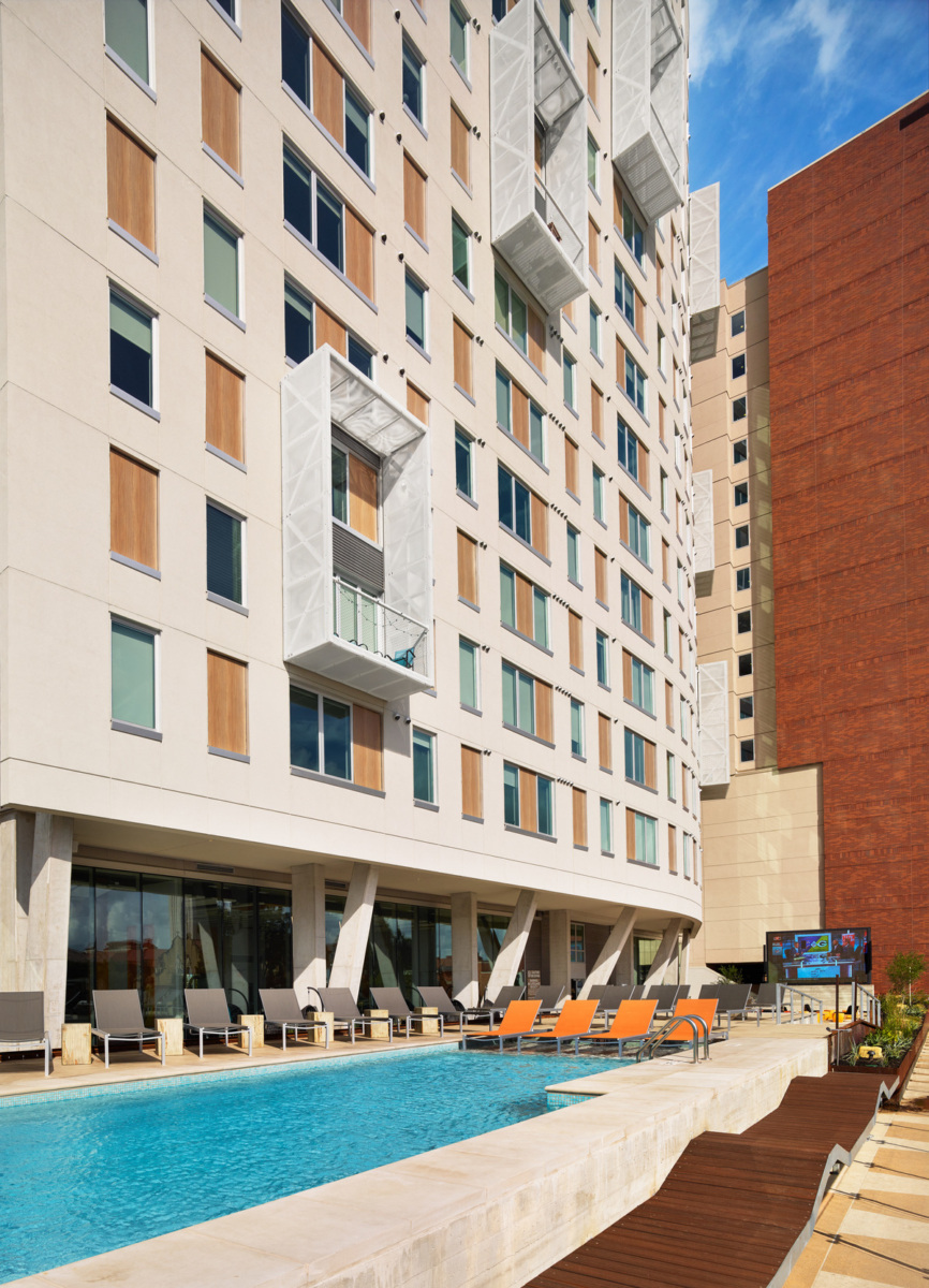 德州大学奥斯汀分校的绿色高楼公寓(University House Austin)-10