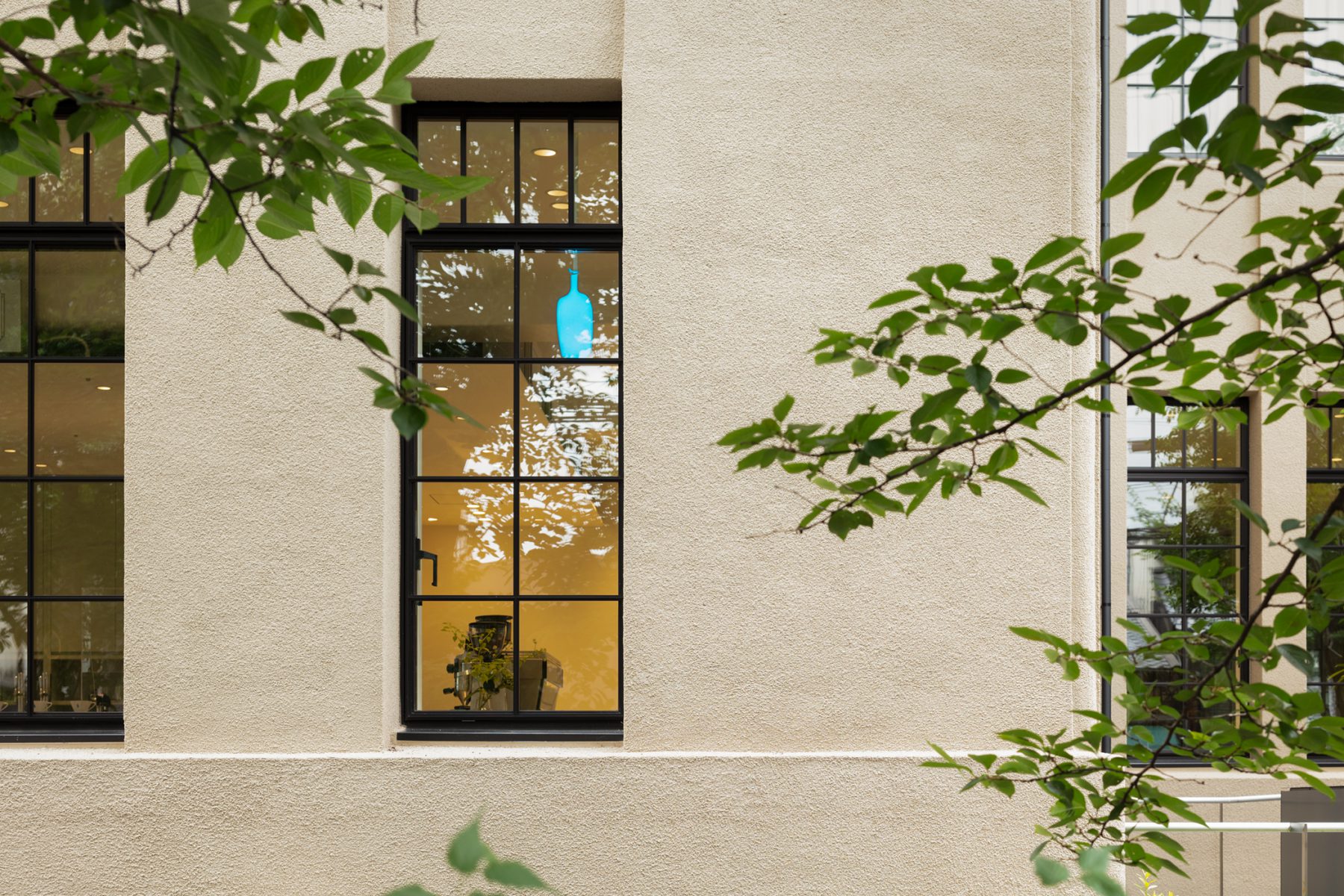 Blue Bottle Coffee Kyoto Kiyamachi Cafe | Schemata Architects / Jo Nagasaka-1