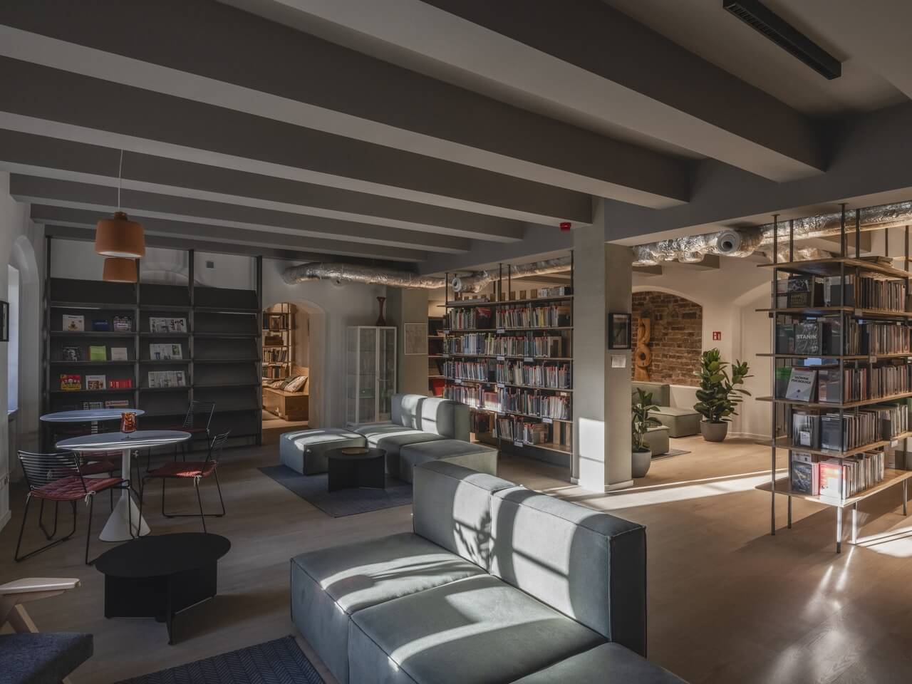 Niezwykła renowacja Książnicy Stargardzkiej - zobacz, jak stare spotyka nowe! - PLN Design-6