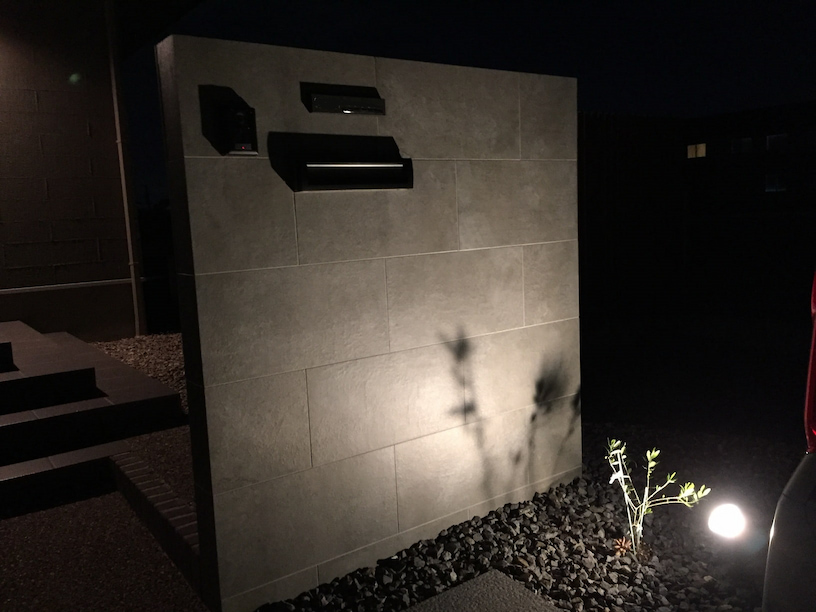 縦格子の目隠しアルミフェンスでプライバシーを確保した外構-39