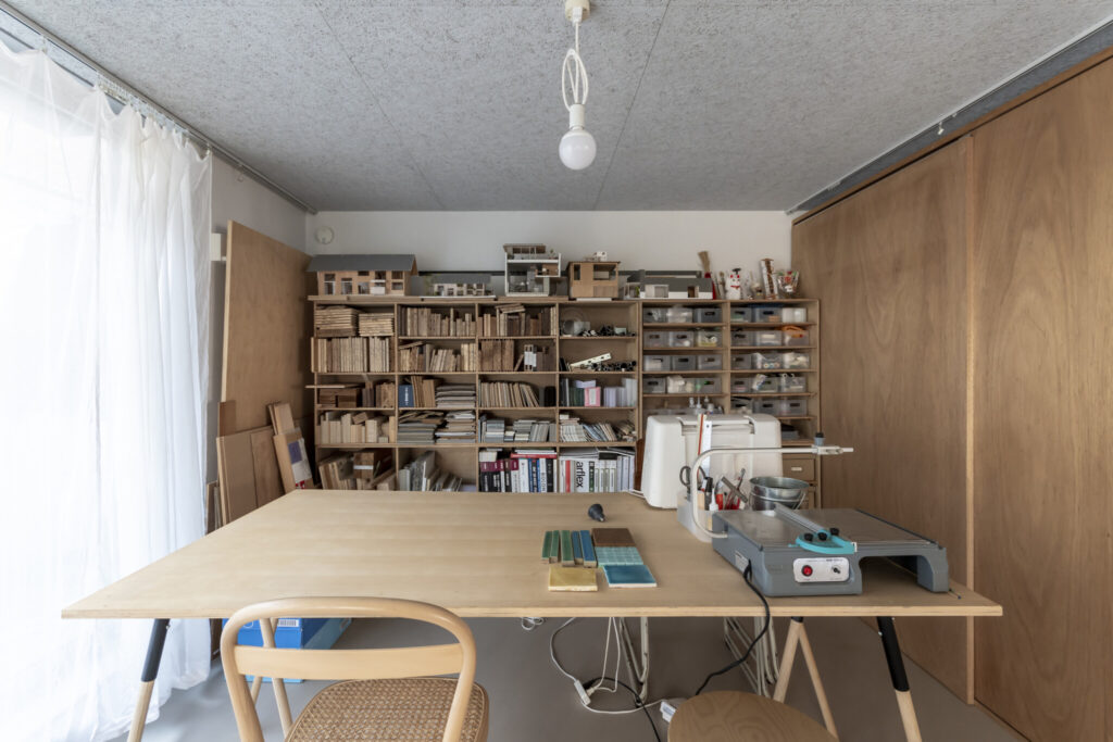 “路地庭”と“屋根庭”のある家　吹き抜けの窓を開けると心地の良い半屋外空間に | Architecture | 100%LiFE-6