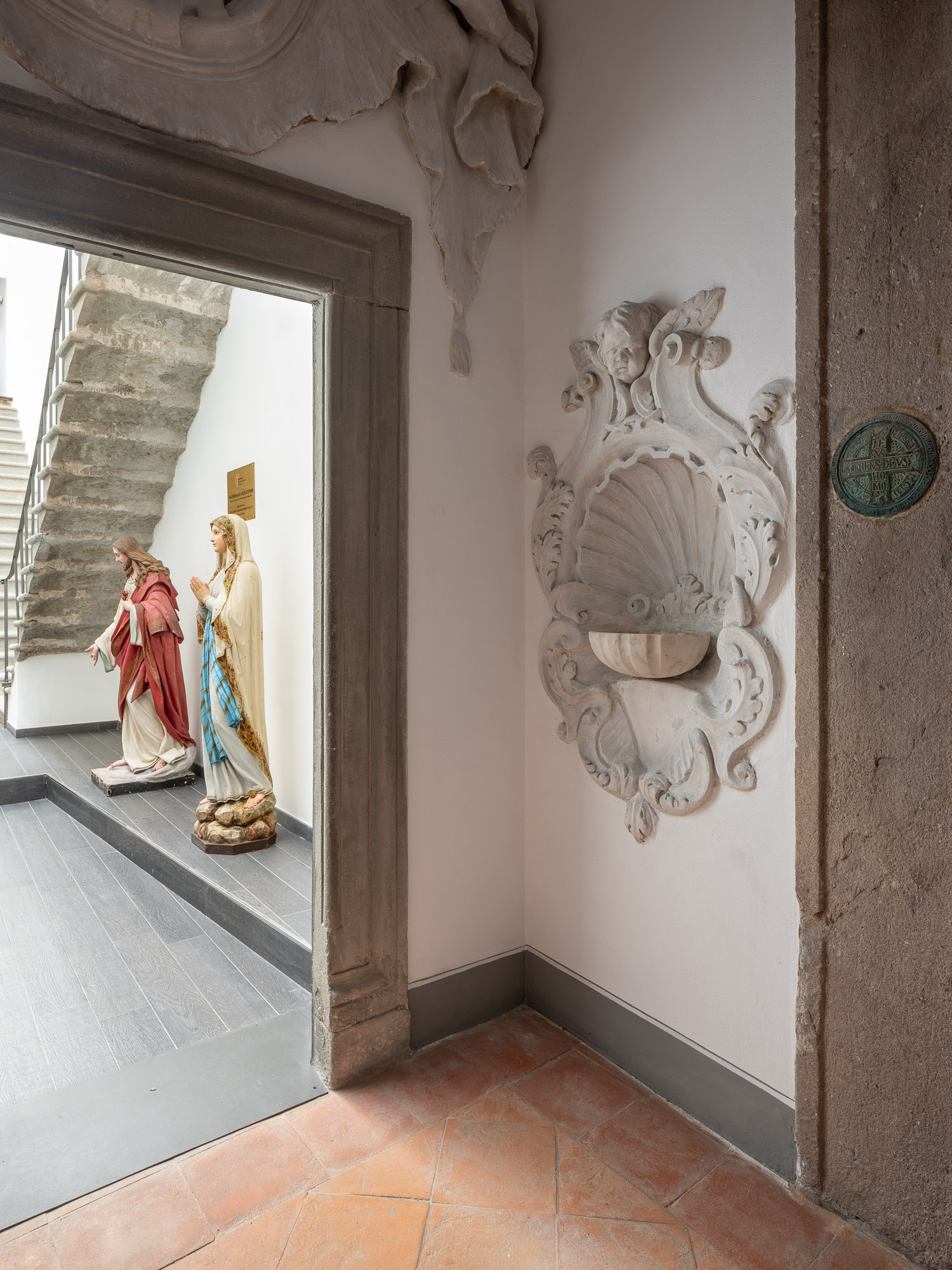 光影交织下的历史教堂修复-56