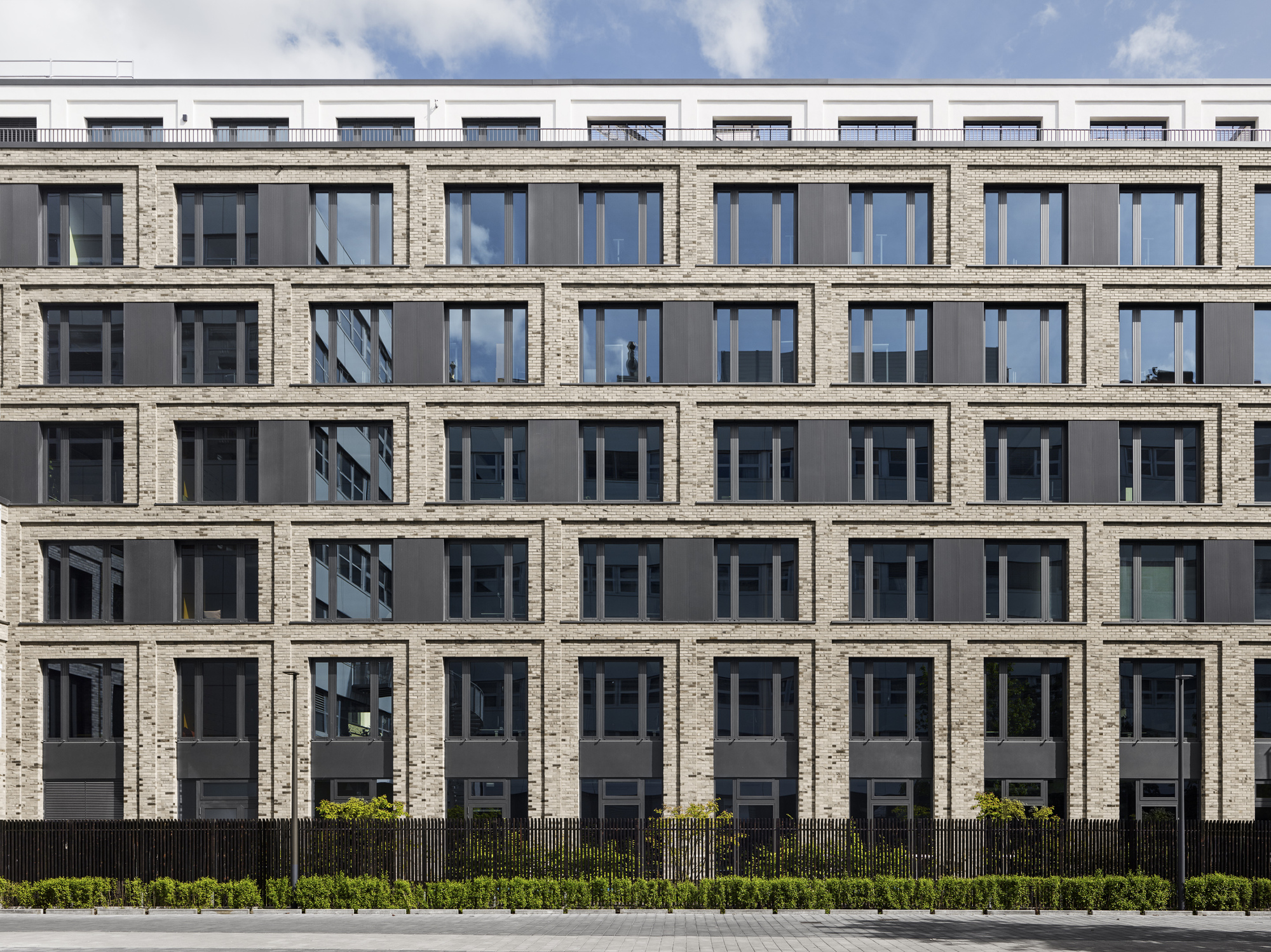 3 Hoefe Office and Residential Building / Tchoban Voss Architekten-32