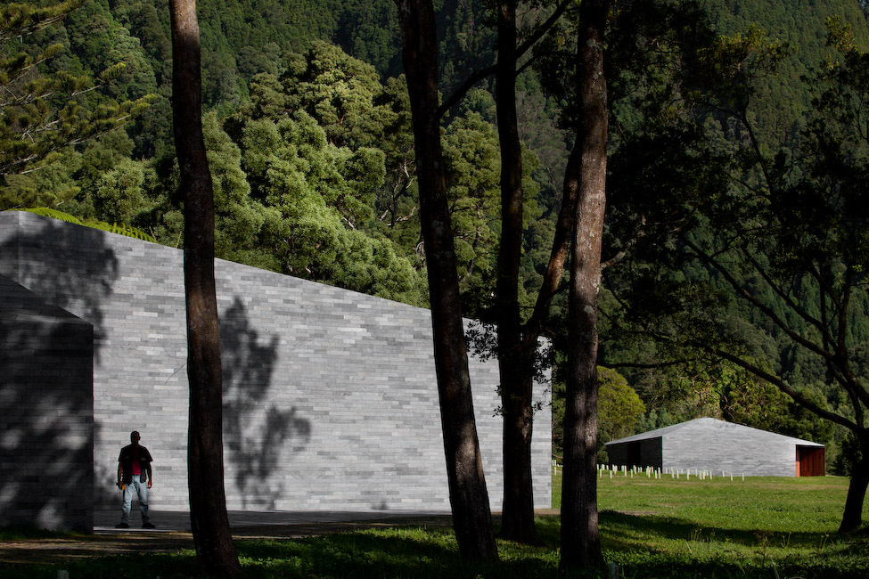 湖畔双砾,葡萄牙 / Aires Mateus-6