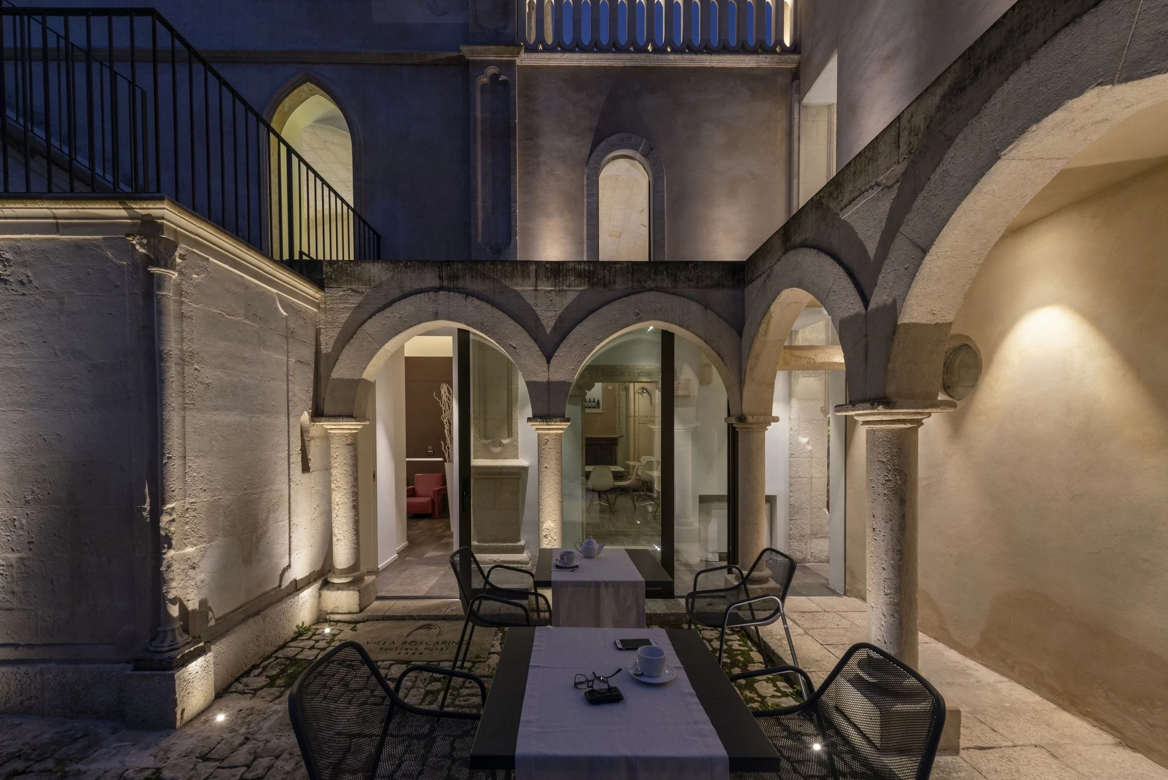 意大利修复古堡别墅,新旧对话的光影空间-15