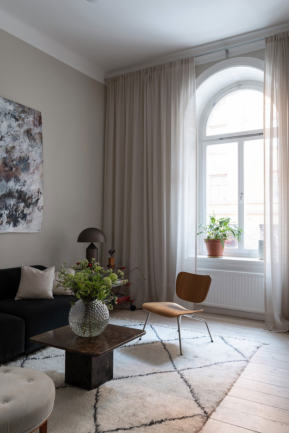 斯德哥尔摩惊人室内设计 | 拱窗与高挑天花的完美融合-2