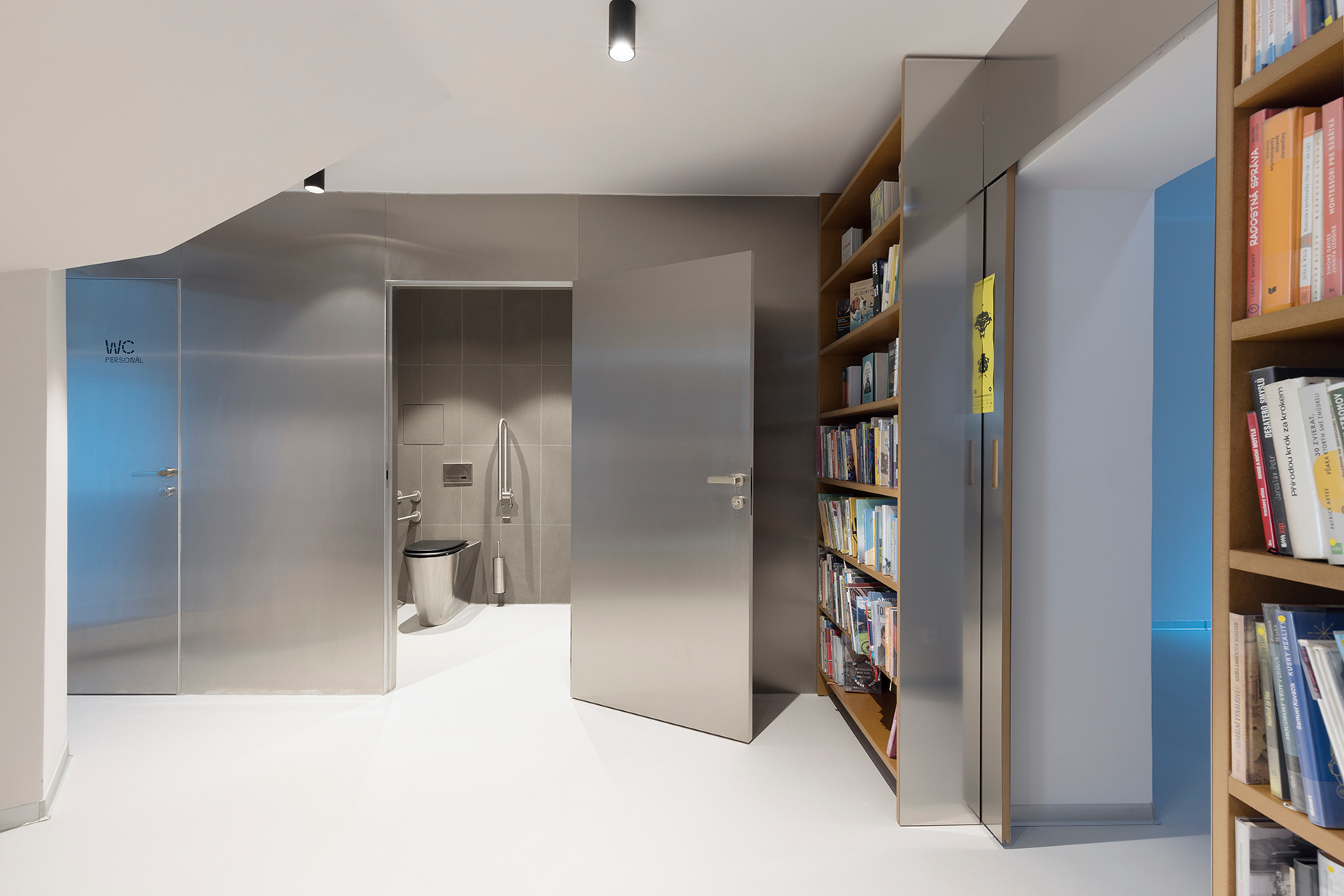 旧市政厅改造为社区图书馆丨斯洛伐克布拉迪斯拉发-57