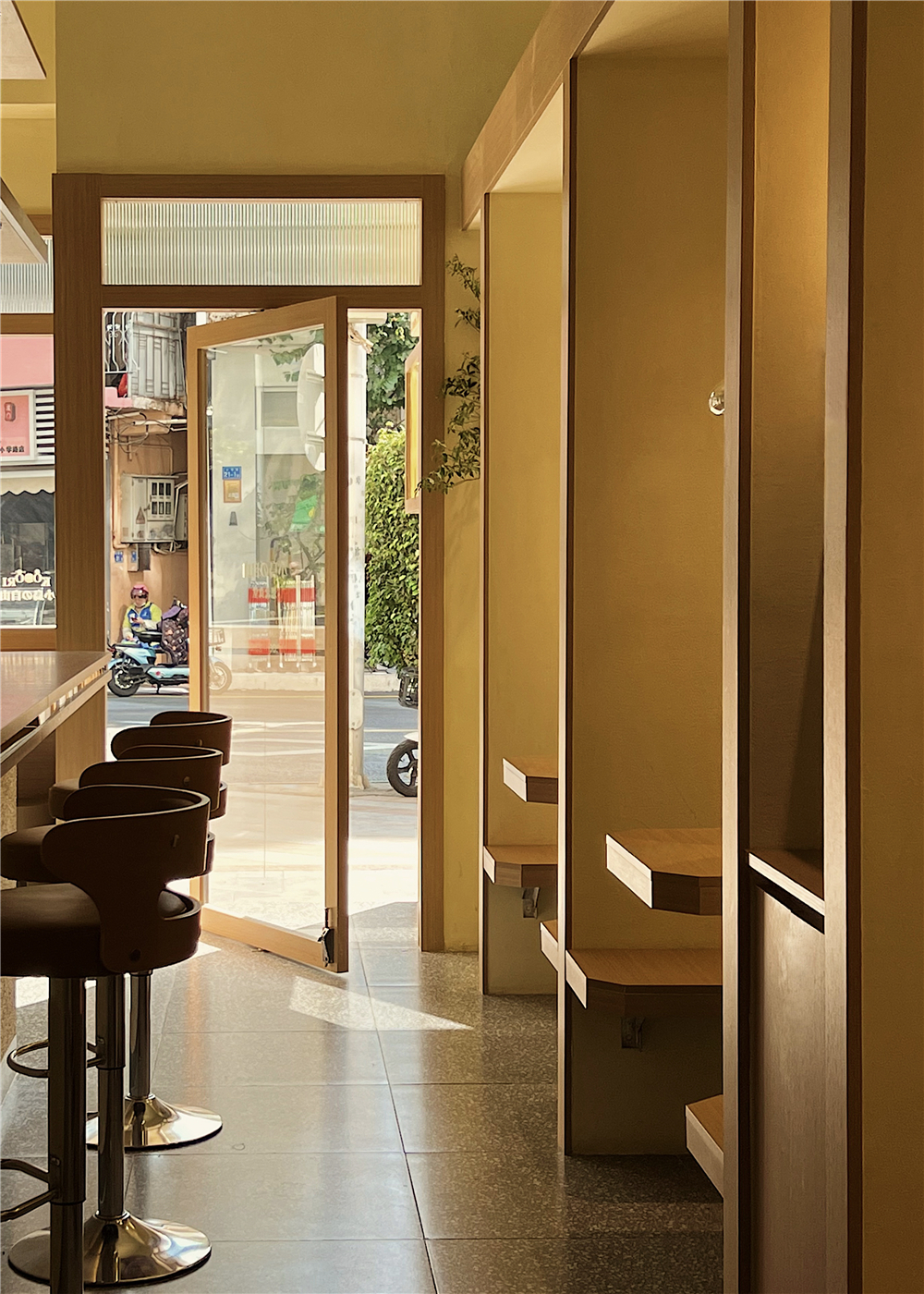 小鳥の自由·乌冬食堂 · 温馨明快的社区食堂设计丨中国厦门丨BEKKAI Studio 别解工作室-27