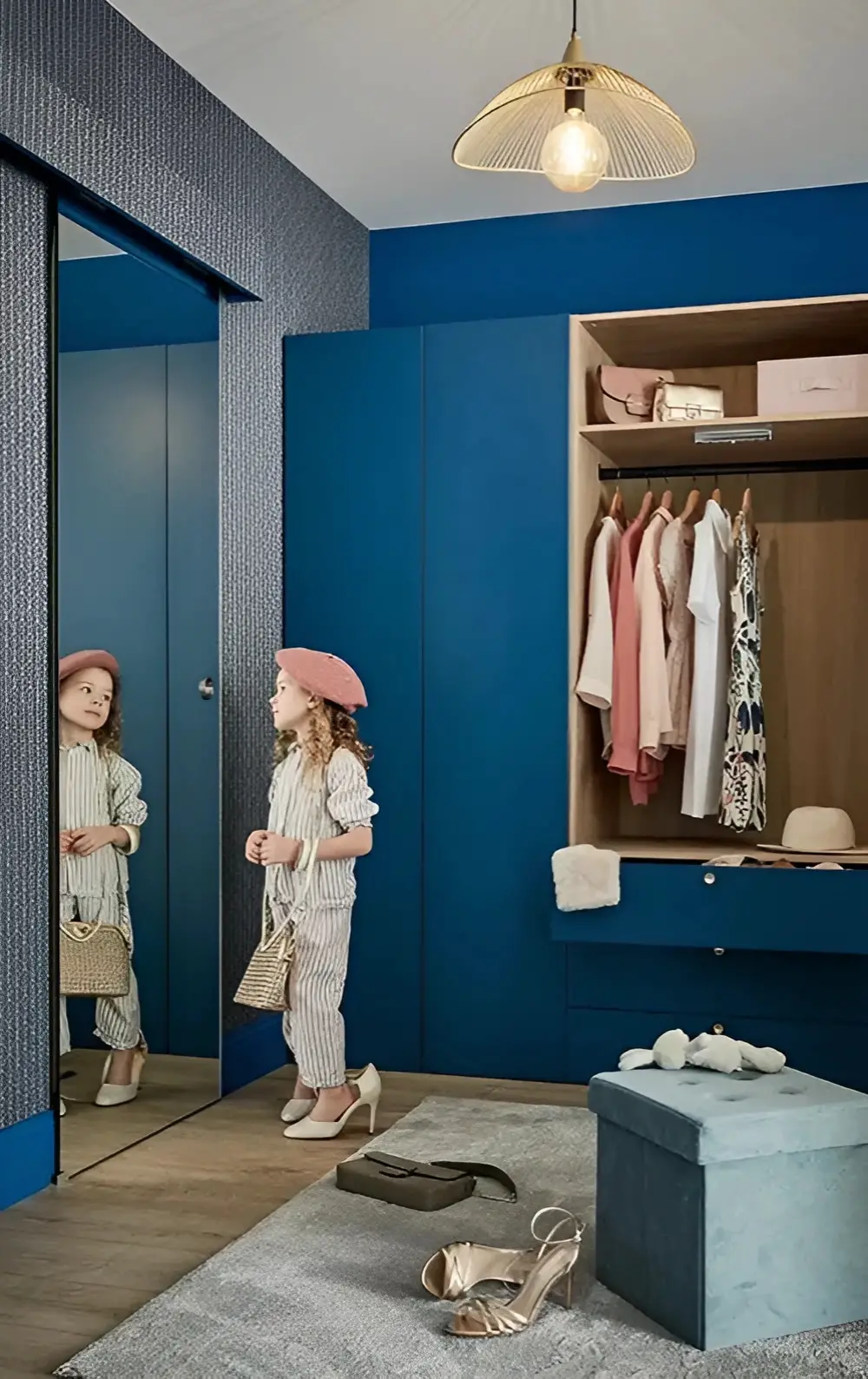 20m2 卧室里的艺术装饰开放式蓝色衣橱-9