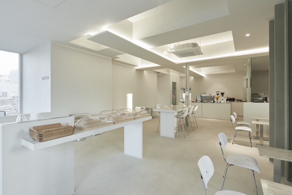 高级白色调的 30 平米现代咖啡厅设计-3