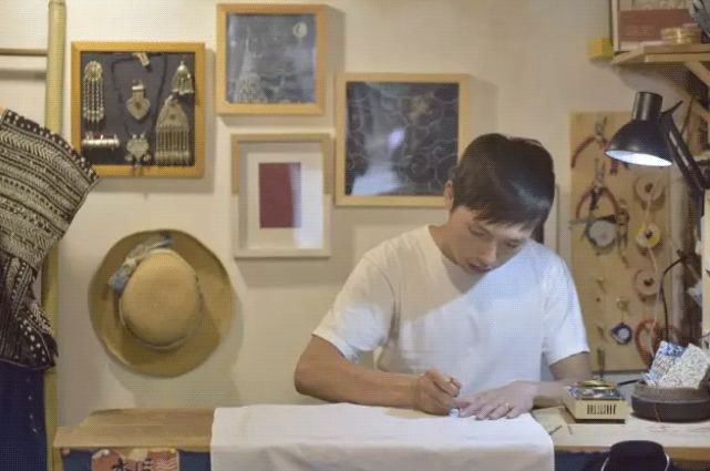 买不起房，小夫妻把牛棚改造成家，竟成300㎡大别墅还有150㎡花园菜地......-127