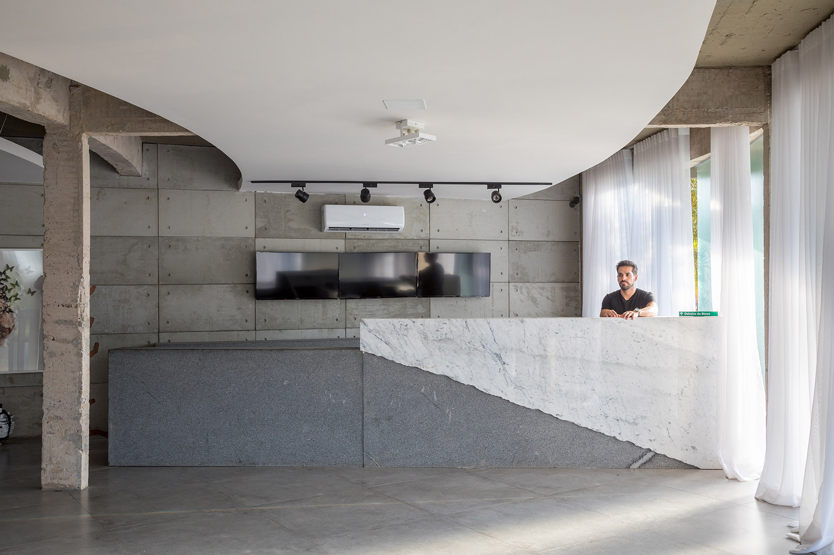 六一艺廊，巴西利亚 / Debaixo do Bloco Arquitetura-13