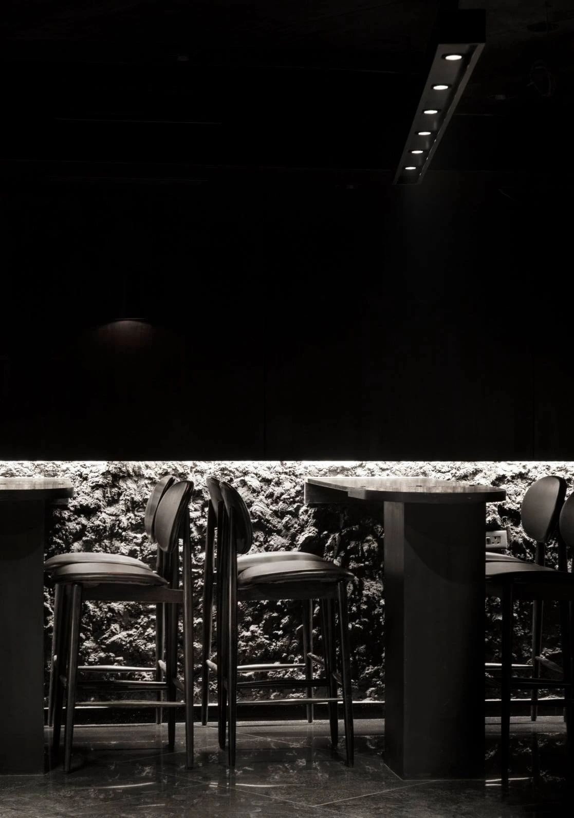 暗黑式混凝土结构鸡尾酒吧设计丨印度新德里丨RENESA ARCHITECTURE DESIGN-16