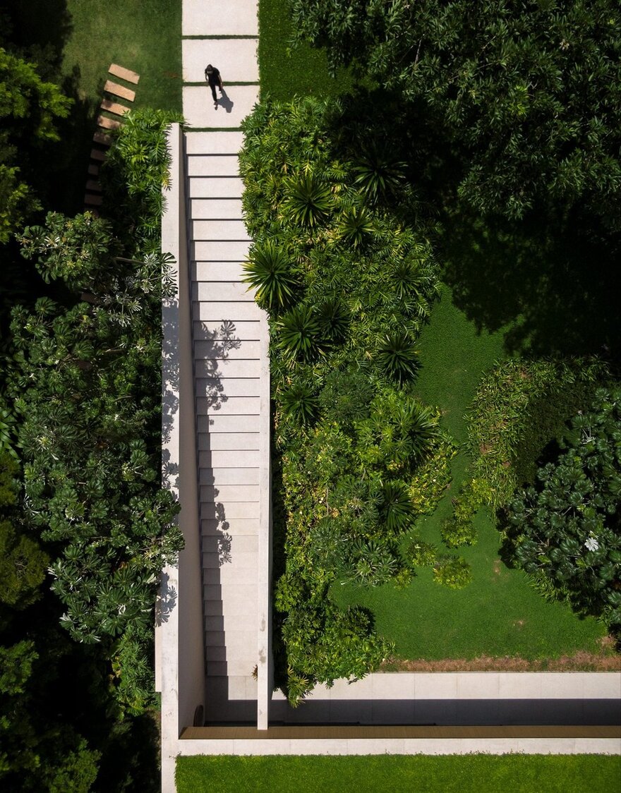 A Weekend Residence with a Dynamic Mix of Volumes, Spans and Cantilevers-8