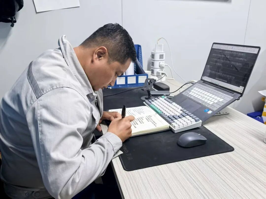 【一线写真】焊花落处，戈壁长出“能源春天”-33