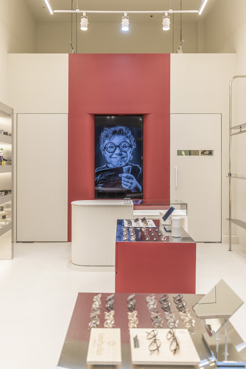 色彩点睛的 12 平米潮流眼镜店设计-12