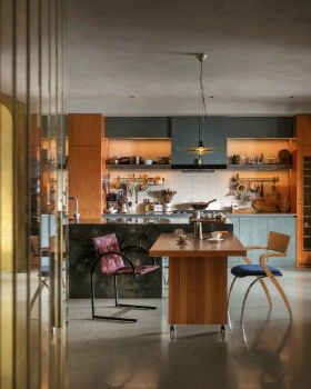 红绿撞姜黄，夜幕降临，他们的家才刚刚“苏醒”