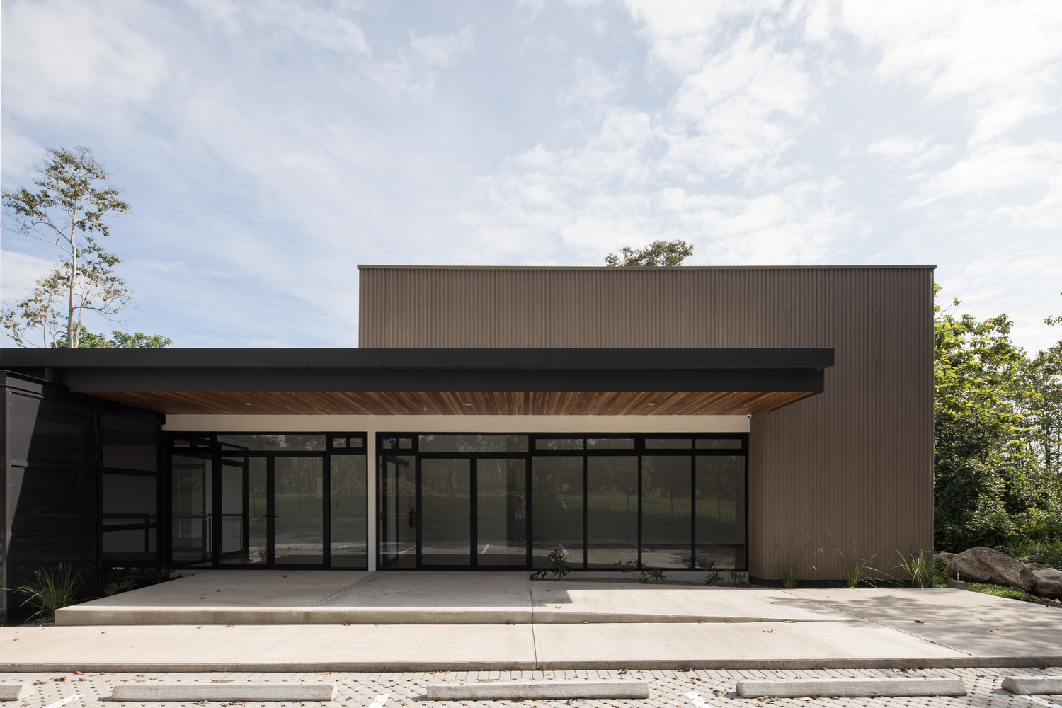 热带雨林中的悬浮平台 · UPL Operation Center-30