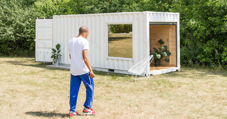 白色集装箱变身高档运动品牌临时展厅-0