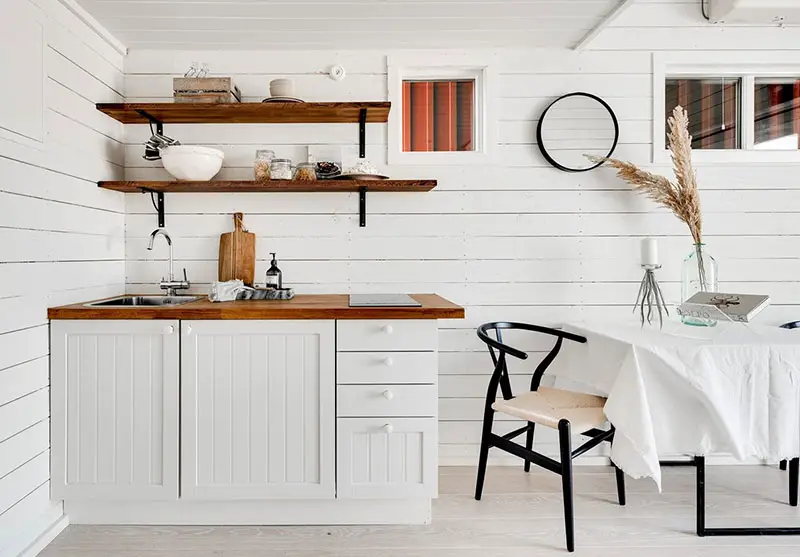 海边 15m²迷你小屋，纯白 Scandi 风设计惊艳-8