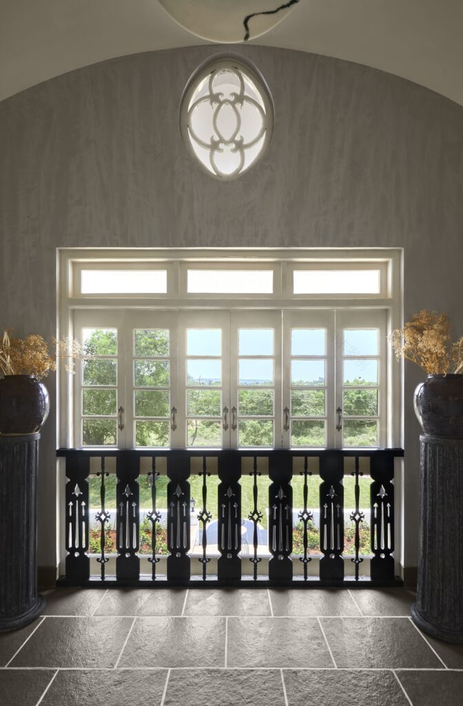 鸡蛋花庄园
注:Frangipani常见指鸡蛋花 ,Estate有庄园、地产等意思,结合语境这里翻译为鸡蛋花庄园较为合适 丨FADD Studio-47