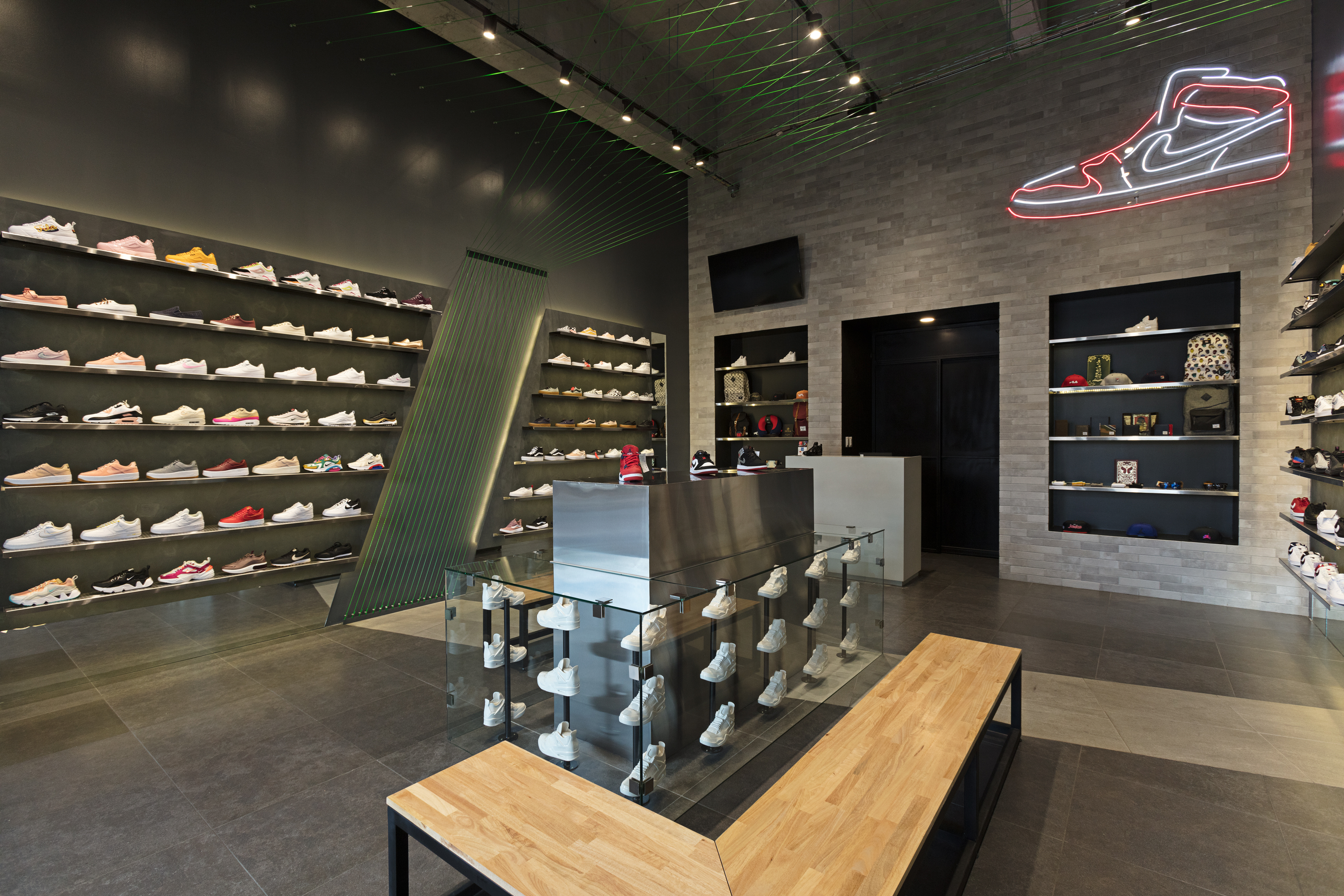 EQUILÁTERO 三维立体时尚运动鞋店-7