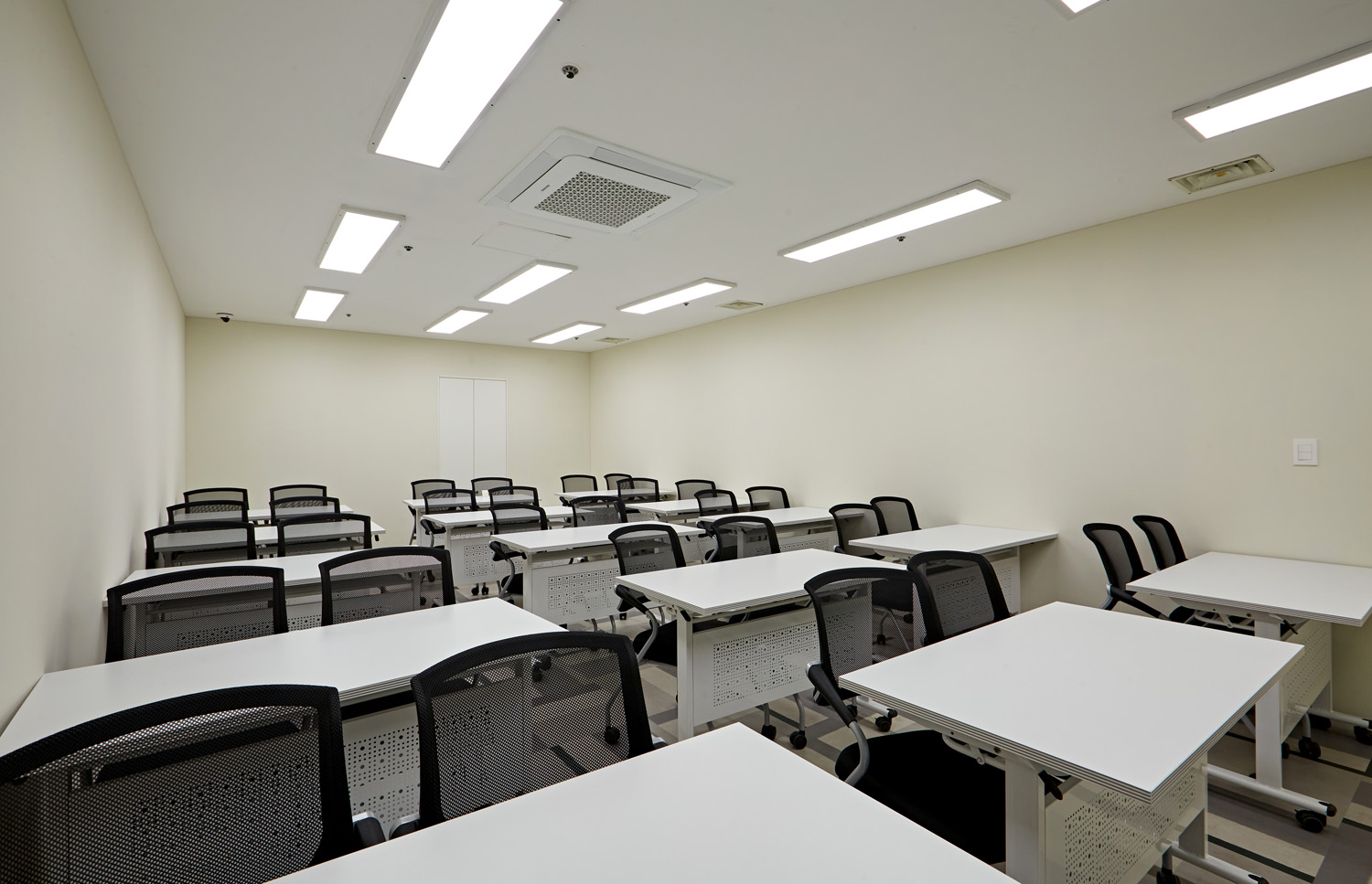 CS 共享办公空间 | 极简设计的 115 平米办公室内饰-12