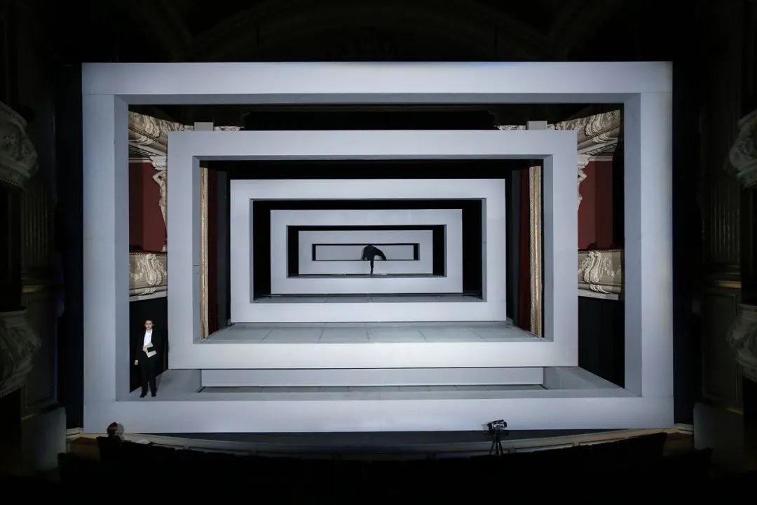 舞台魔法师 | 塞巴斯蒂安·汉纳克的震撼空间美学-13