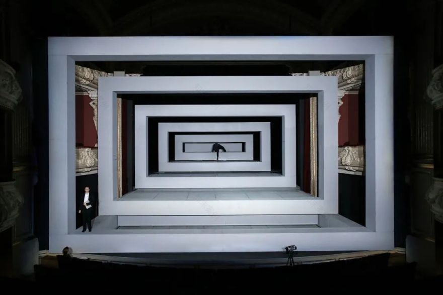 舞台魔法师 | 塞巴斯蒂安·汉纳克的震撼空间美学-13