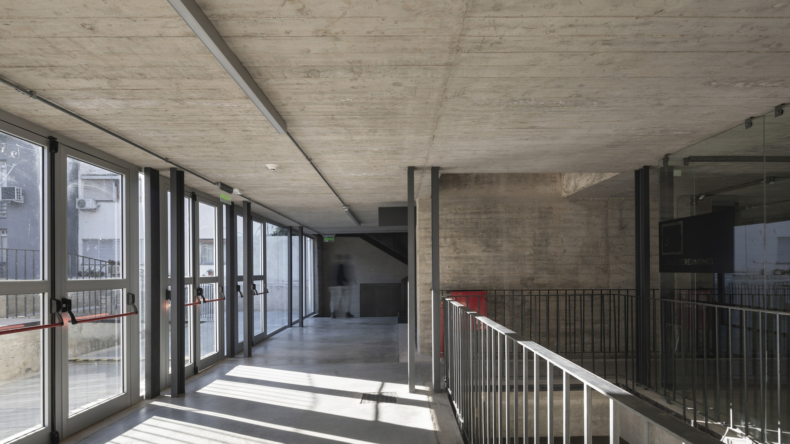 阿根廷建筑师协会总部 · 混凝土与绿意的共生-39