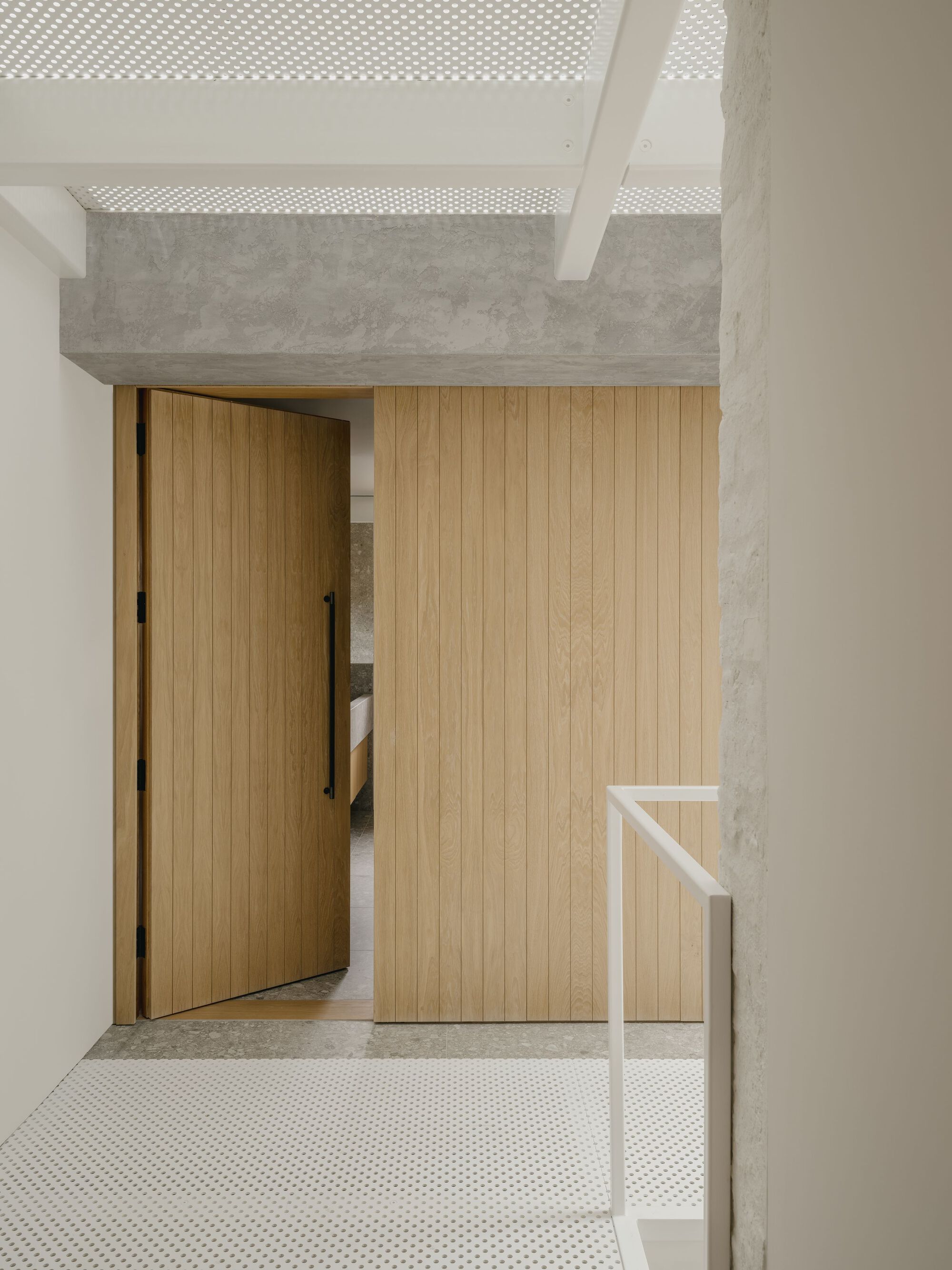 光隙间洒下光影的家庭住宅(注:komorebi是日语外来词,指从树叶缝隙间洒下的阳光) 丨英国伦敦丨ConForm Architects-58