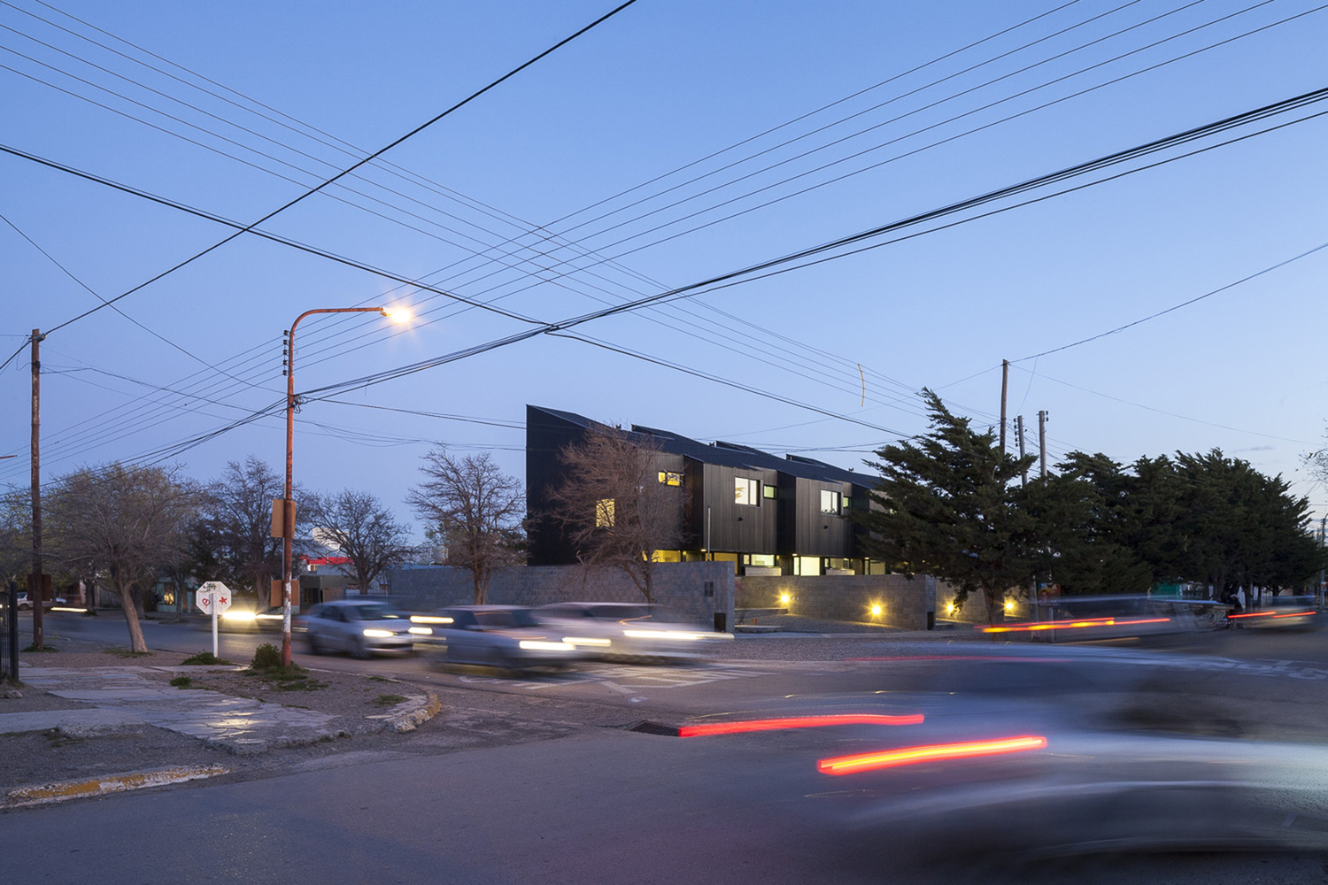 阿根廷城市广场上的黑色钢构住宅群-52