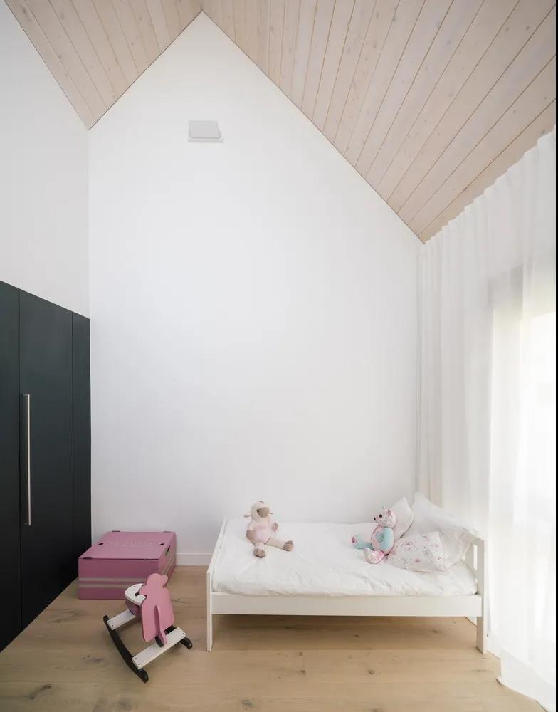 马德里三角屋顶住宅丨西班牙马德里丨Steyn Studio-27