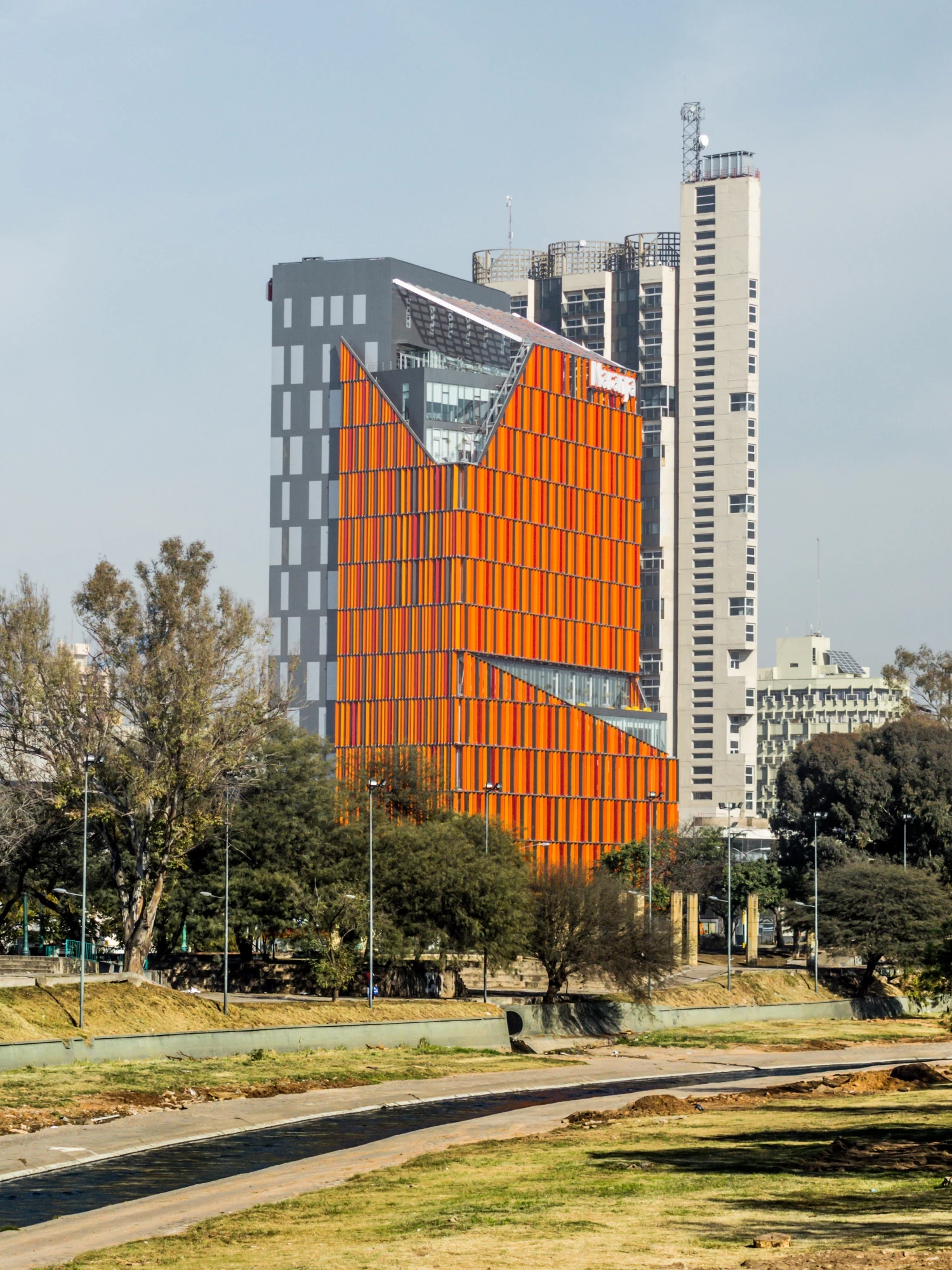 橙色大楼 · 创新,效率与愉悦的办公空间-44