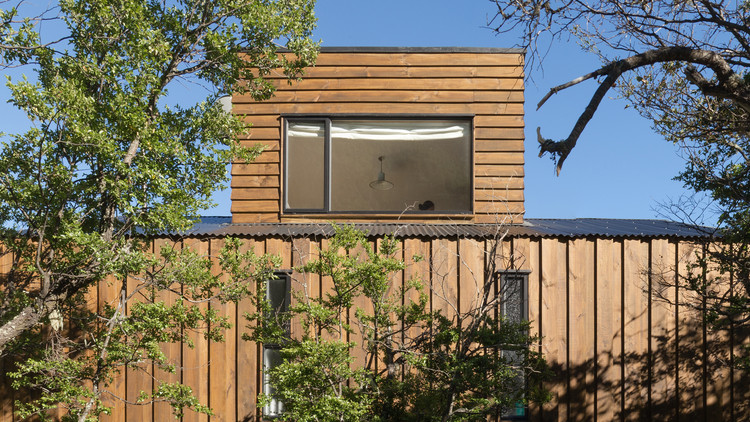 森林中的现代白色小屋-29