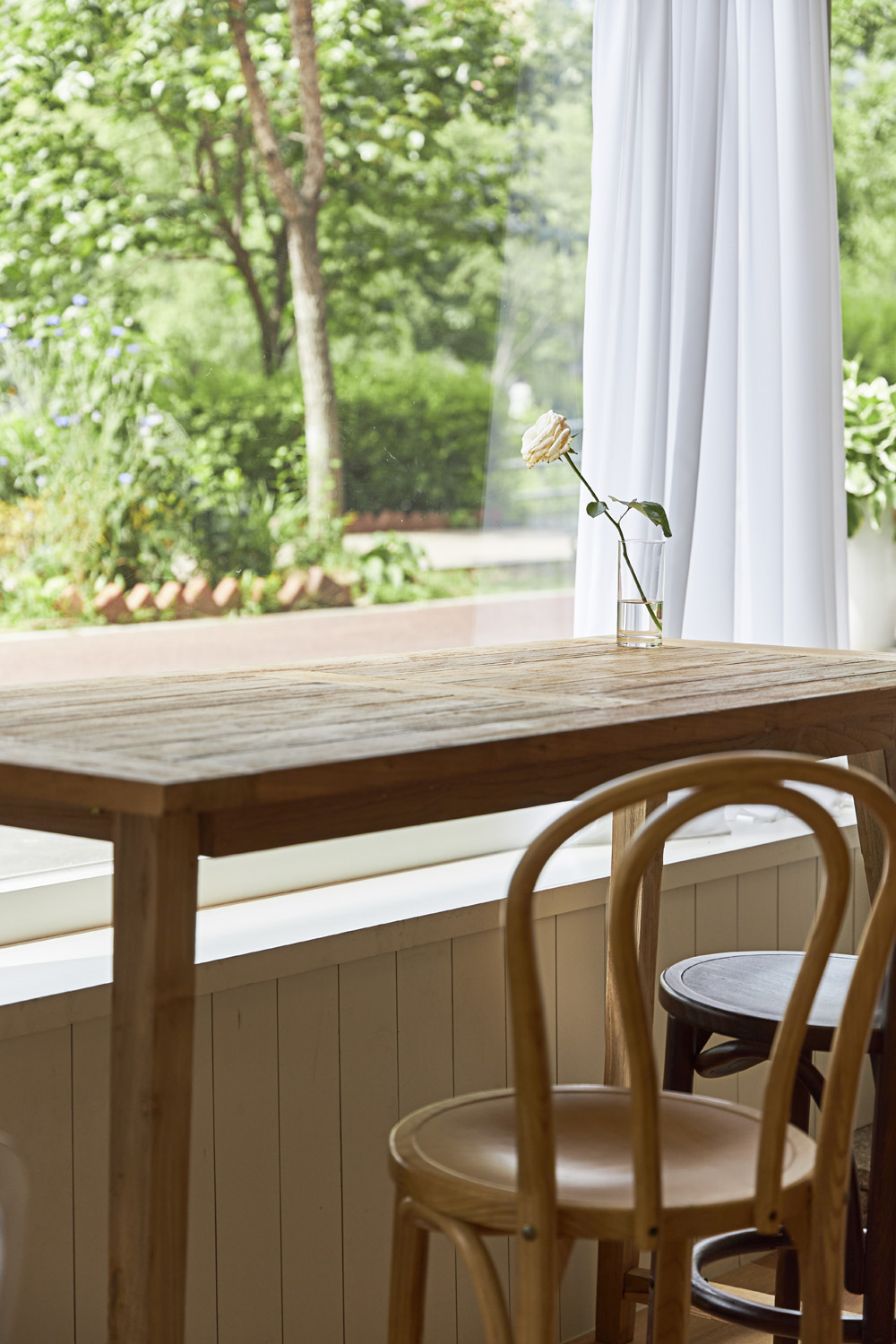 白色木纹打造舒适 50 平咖啡厅空间-13