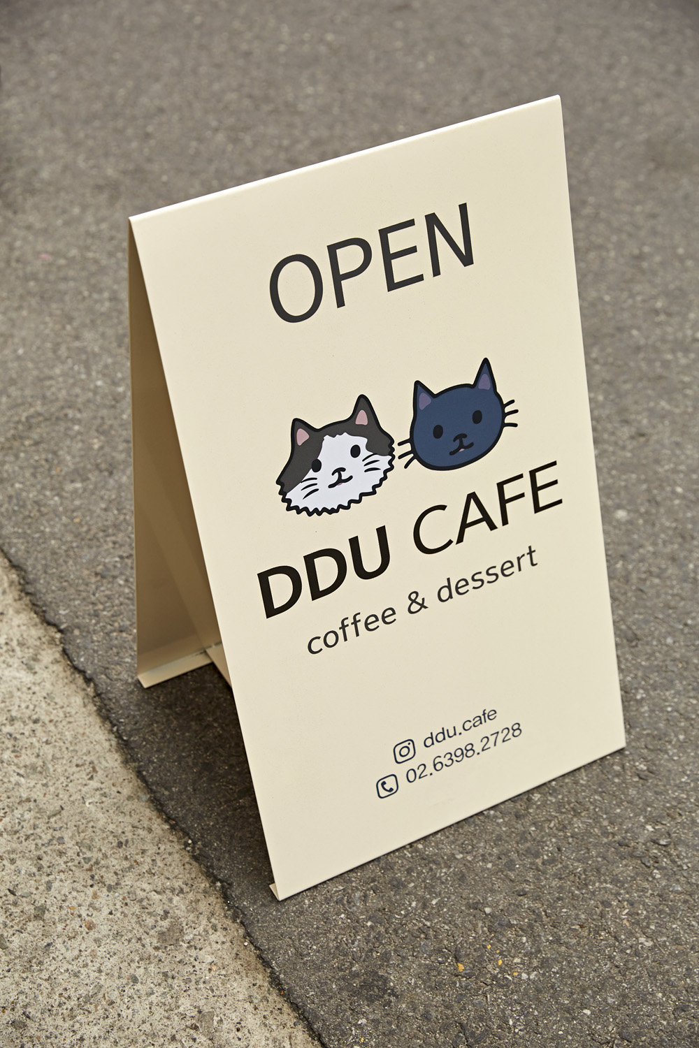 十平米迷你咖啡厅，极简风格的设计魅力-14