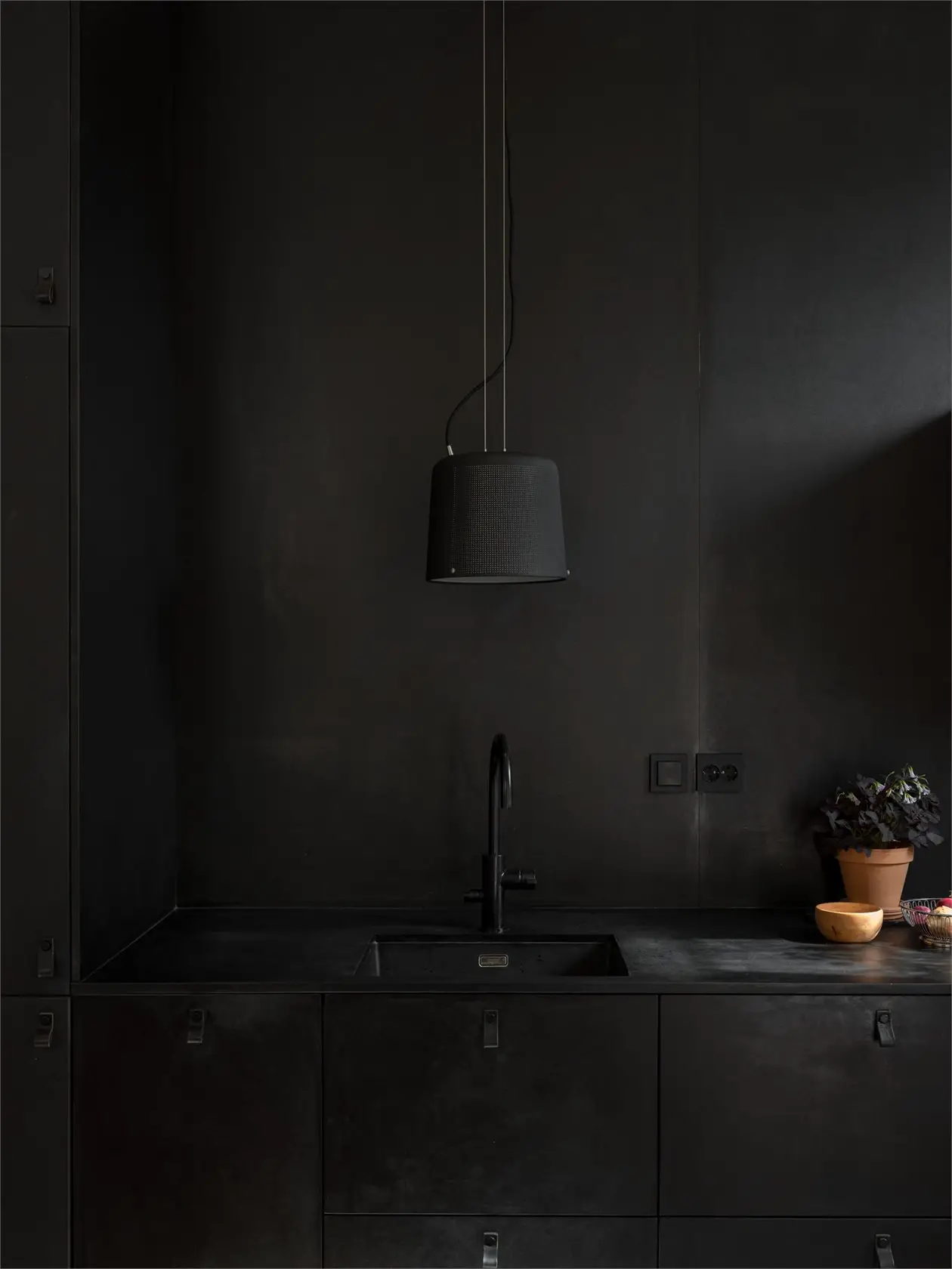 57m2 开放式公寓 | 极简黑厨房设计成为亮点-3