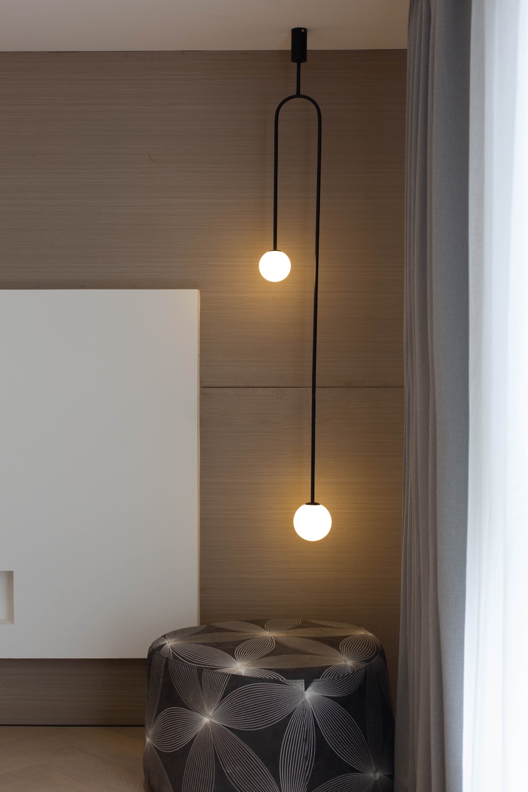 琐碎空间大改造 | 220 平经典现代风设计，灯光与质感的完美结合-7