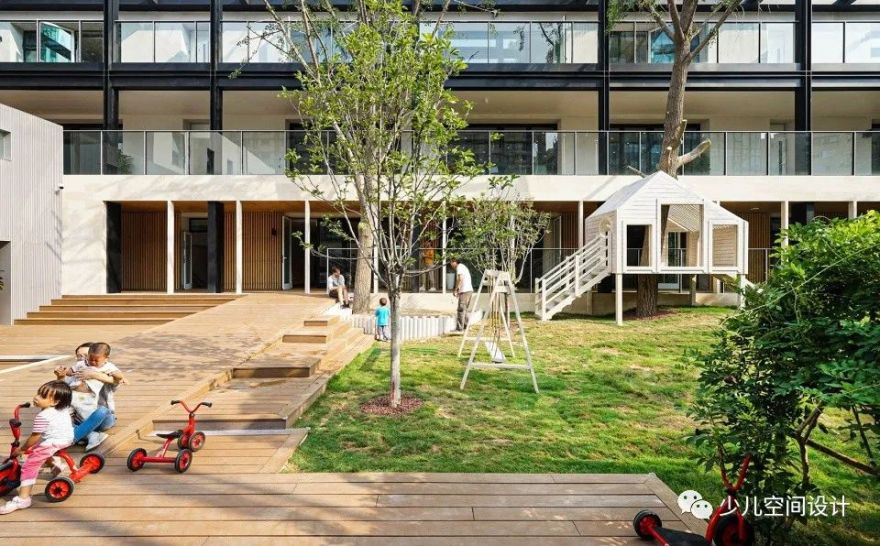 自然的木材,真正的草坪。这是一所和自然相接触能得到成长的园舍。-20