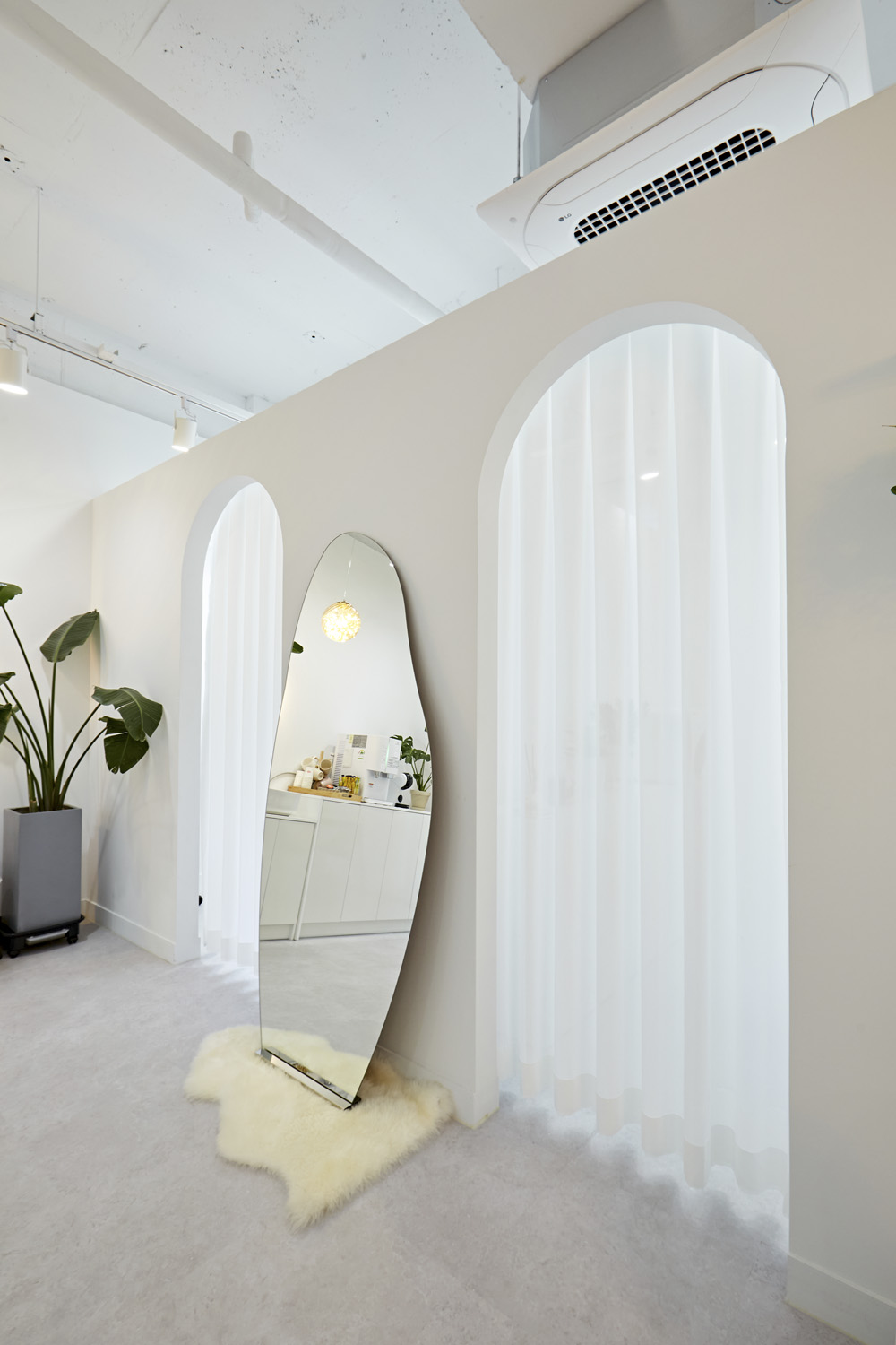 简约白色设计的 13 平小店-12