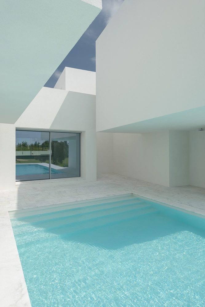 Between Two White Walls  Corpo Atelier-41